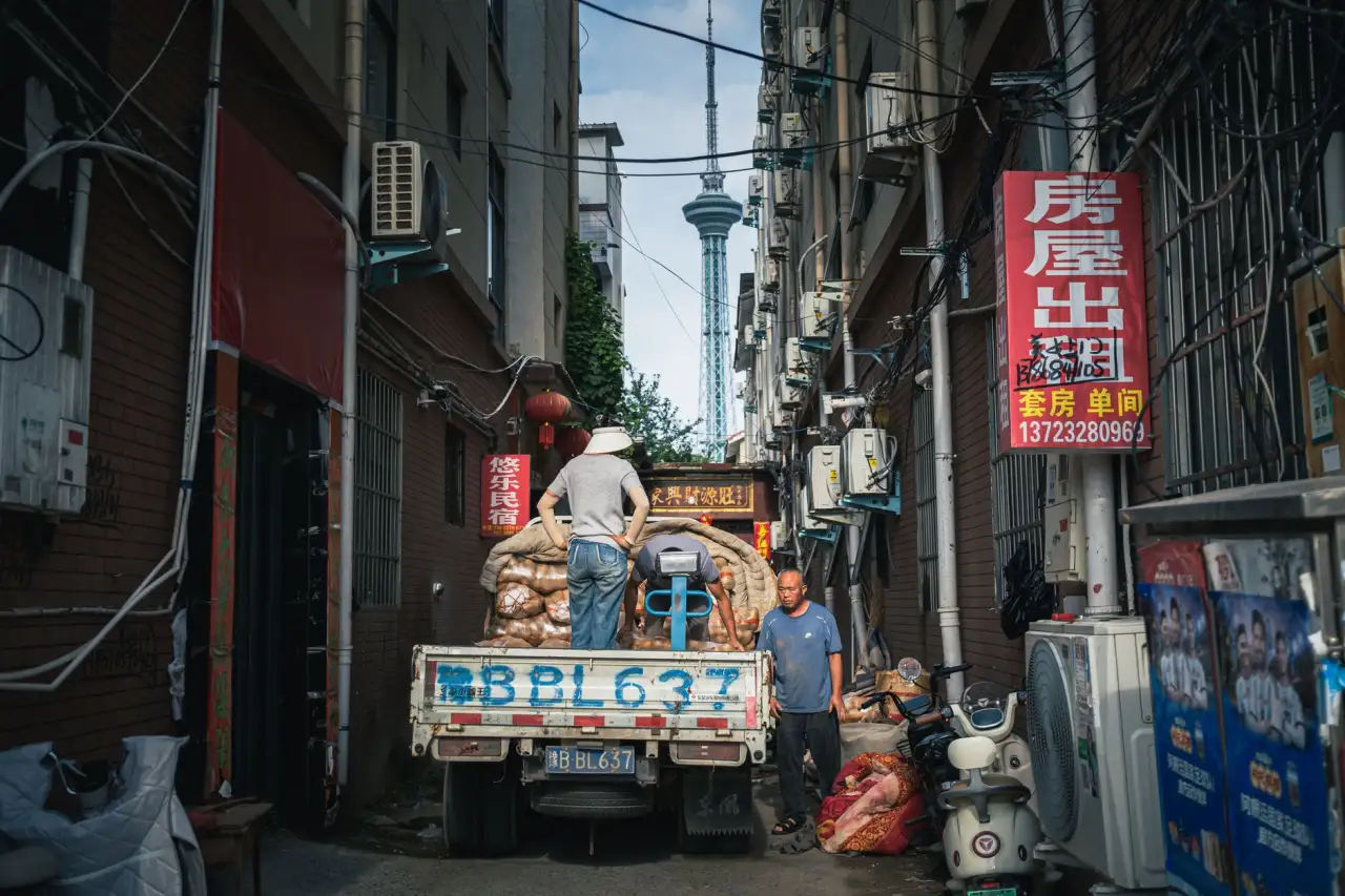 不同行业品牌推广案例对比：企业形象策划与执行方案的经验借鉴