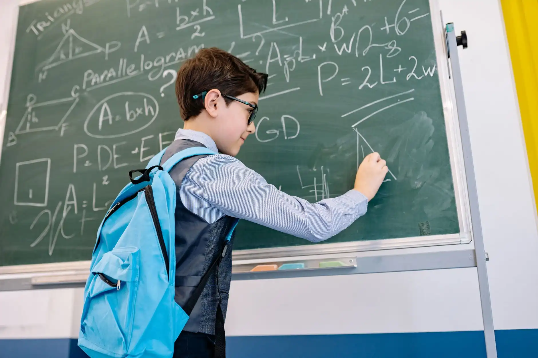 企业形象策划如何与品牌推广协同发力：上海广告公司的整合营销实践观察
